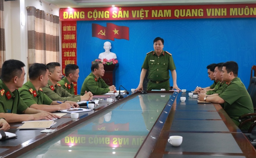 Đại tá Bùi Trung Thành - Phó Giám đốc CATP động viên CBCS Công an huyện Bạch Long Vĩ